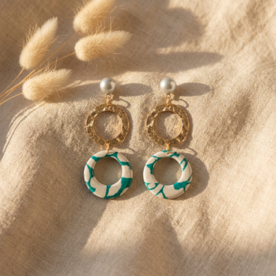 Boucles d'oreilles doubles cercles fait main Nāca — papier lokta vert émeraude & blanc