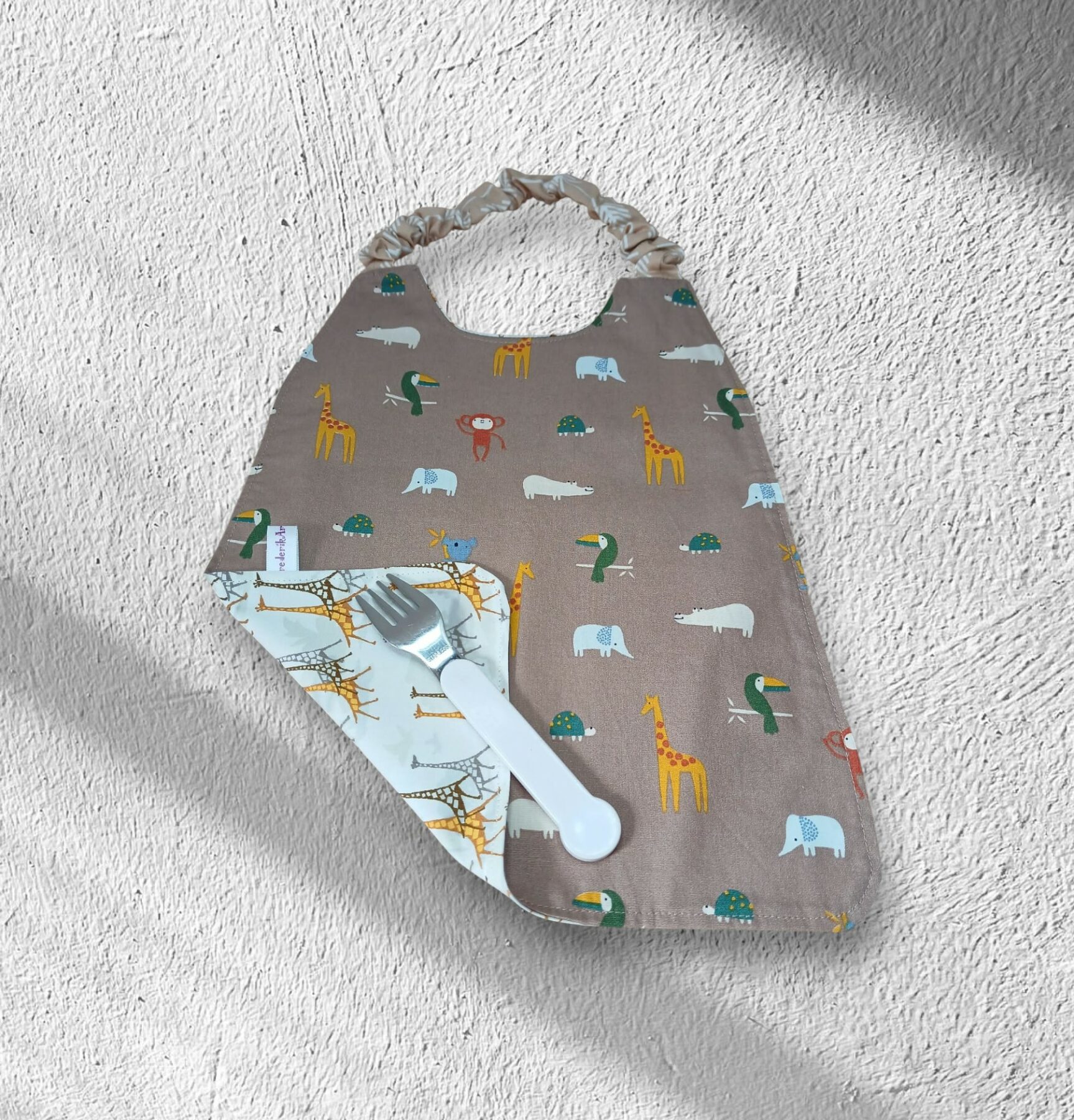 Serviette de table enfant réversible, bavoir maternelle, modèle au choix