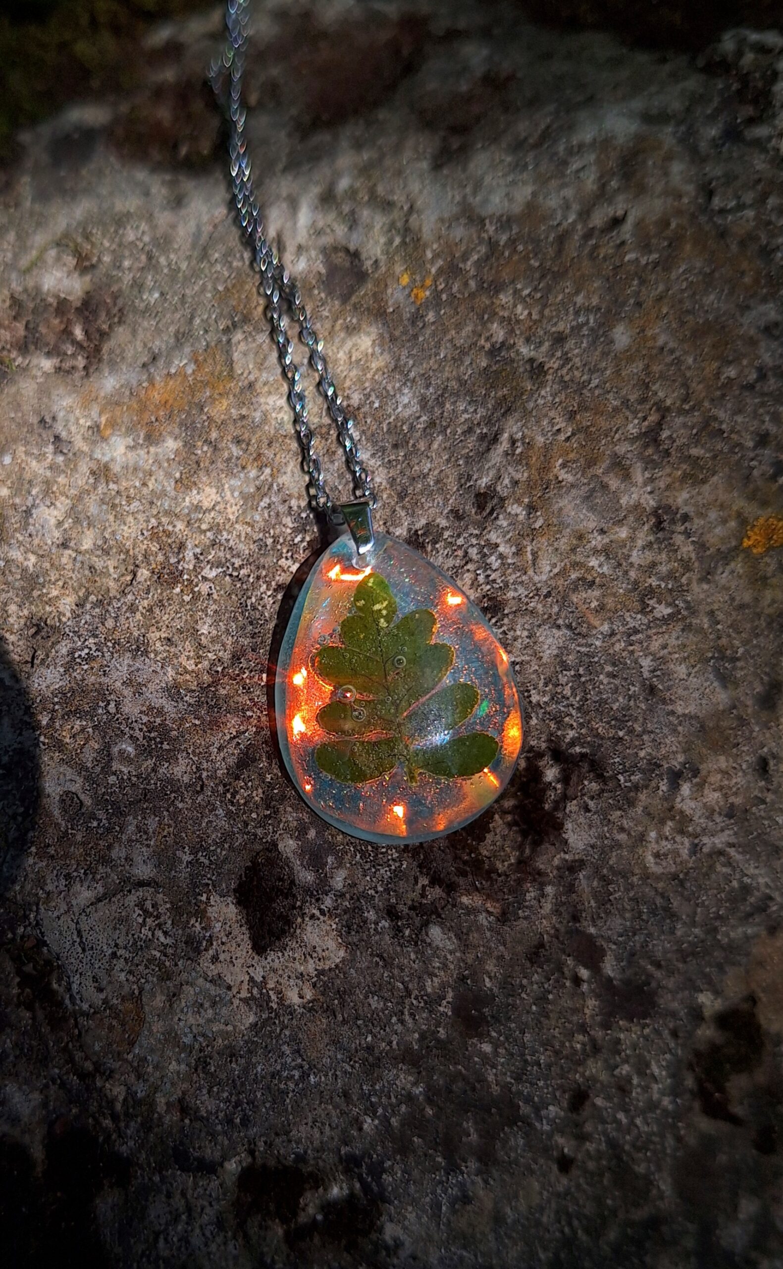 Pendentif Fougère Holographique en Résine Epoxy et Acier Inoxydable avec Chaîne – Image 2