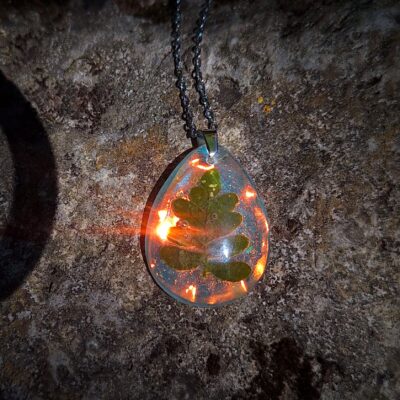 Pendentif Fougère Holographique en Résine Epoxy et Acier Inoxydable avec Chaîne