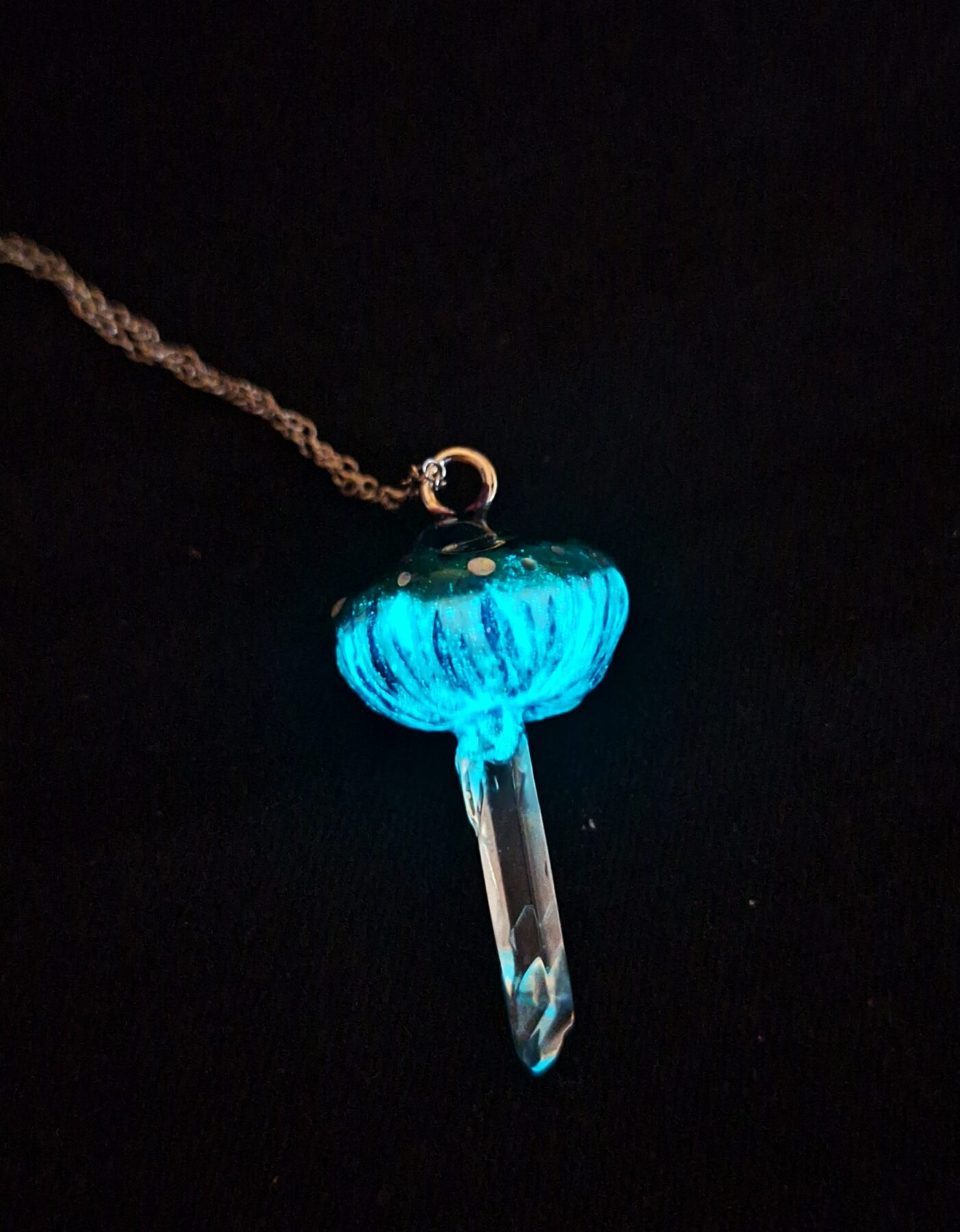 Pendentif champignon en quartz bleu vert fluorescent phosphorescent – Image 2