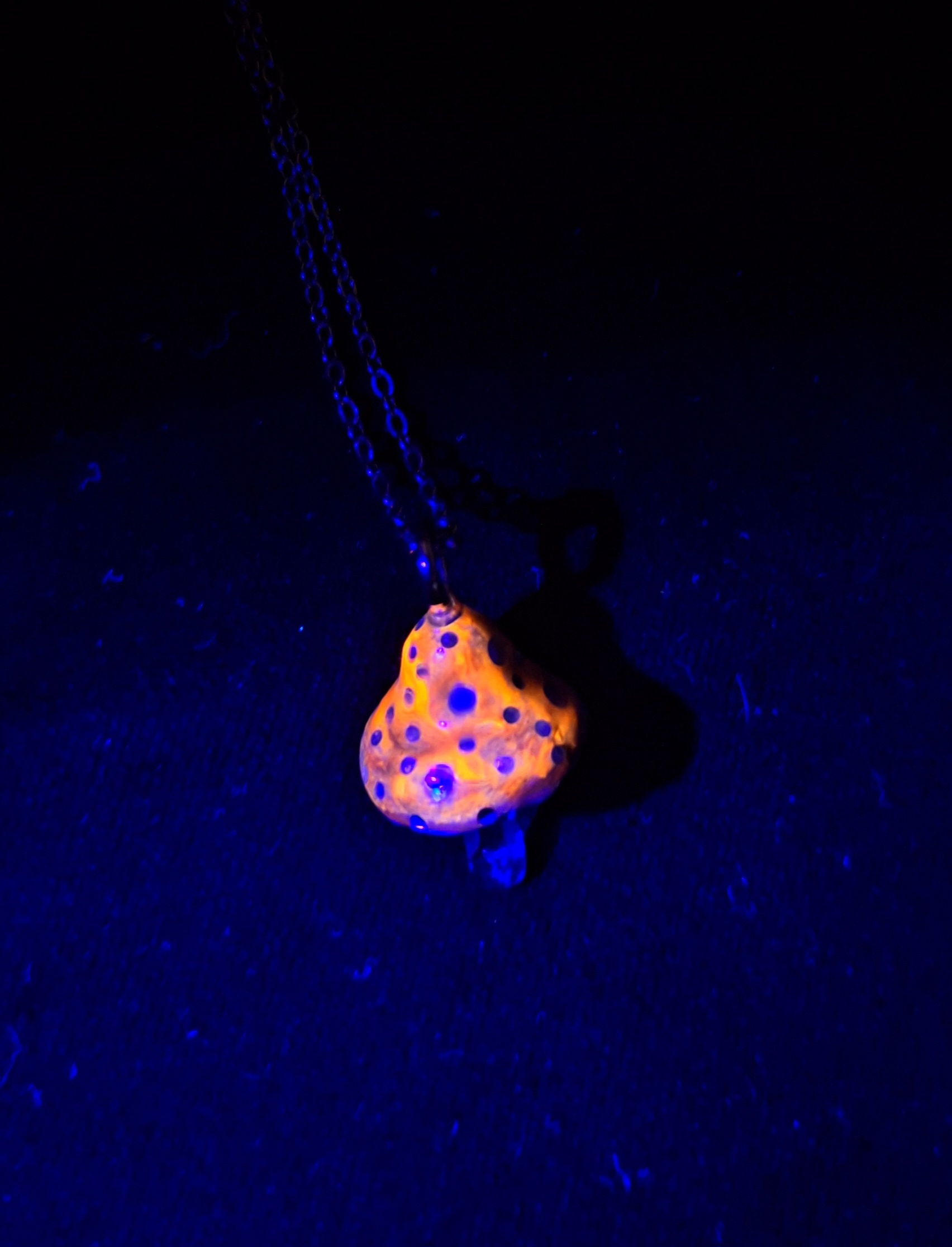 Collier champignon quartz orange et résine fait main – Image 2