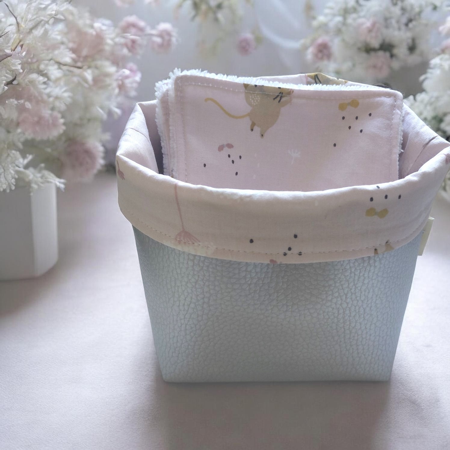 Panier à lingettes bébé en simili cuir gris avec lot de lingettes lavables – Fait main – Image 2