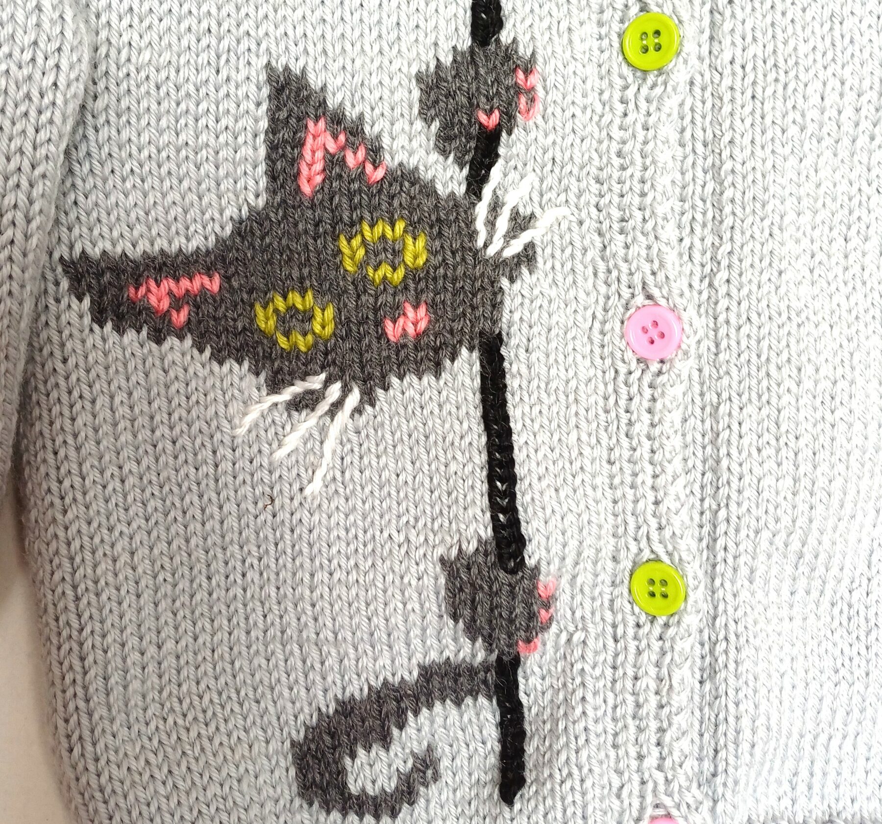 Gilet tricot main, avec un chat, pour bébé de 6 mois – Image 2