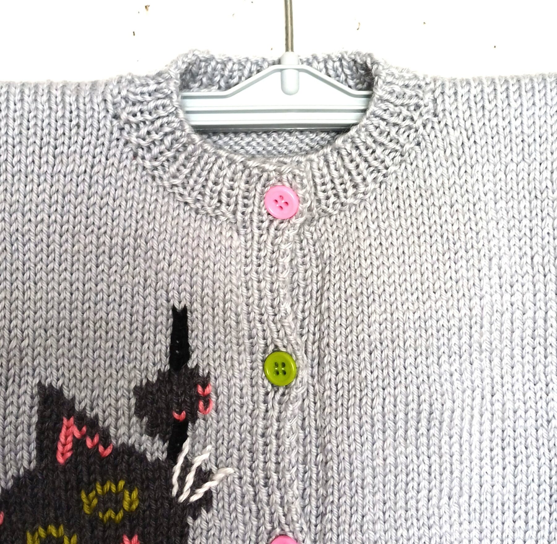 Gilet tricot main, avec un chat, pour bébé de 6 mois – Image 3