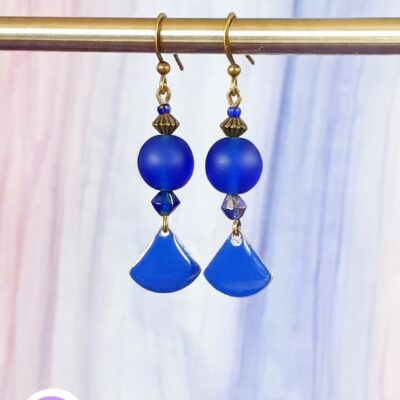Boucles d'oreilles upcyclées - Pièce unique - perle givrée bleu outremer et pampille émaillée bleu brillant