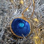 Suspension de Noël coquillage bleu et or, décoration de sapin en coquillage naturel et verre
