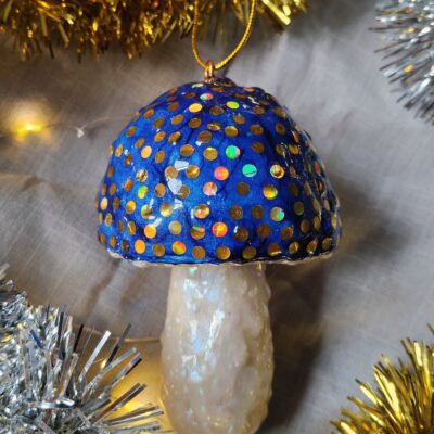 Suspension champignon de Noël bleu outremer et doré luminescent 10x10x15 cm en argile polymère et résine