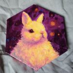 Petit tableau hexagonal représentant un lapin coloré et lumineux, idéal pour une décoration originale et décalée.