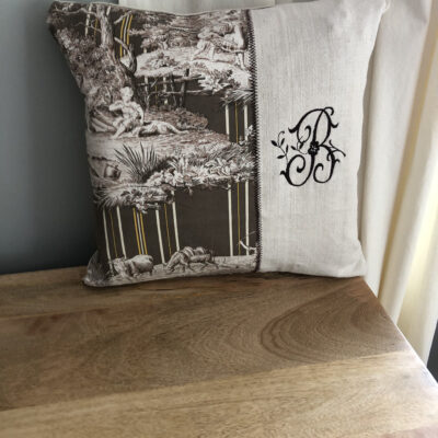 housse de coussins 45x45 toile jouy Olivier thevenon , monogramme B brodé