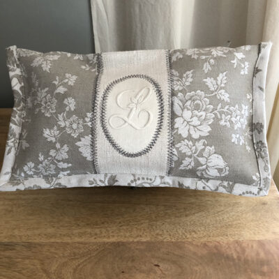 trousse toilette, pochette, fourre-tout20x35 en damas et broderie L