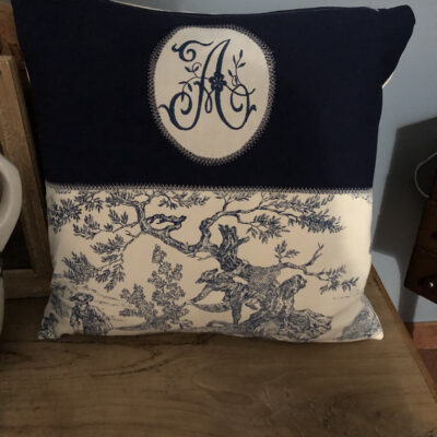 housse de coussin 45x45 cm toile de jouy et broderie A