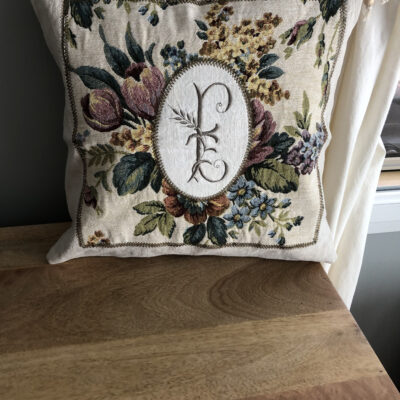 housse de coussins 45x45 tapisserie jacquard fleuri et broderie lettre E