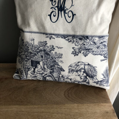 housse de coussins 45x45 toile de jouy et broderie M