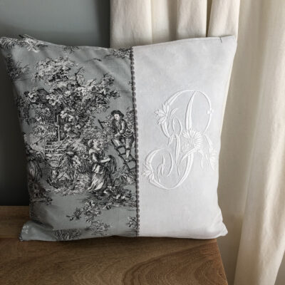 housse de coussin 45x45 toile de jouy monogramme ancien lettre P