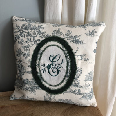 housse de coussins 45x45 cm , toile de jouy verte et monogramme E