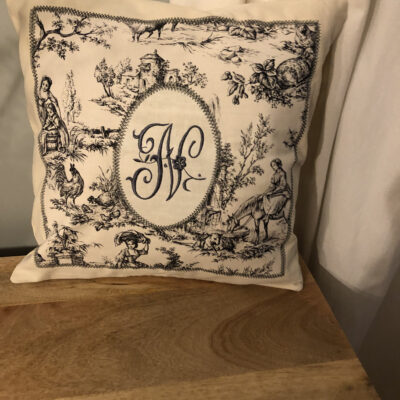 housse de coussins 45x45 cm en lin, toile de jouy,monogramme brodé N , G ou B