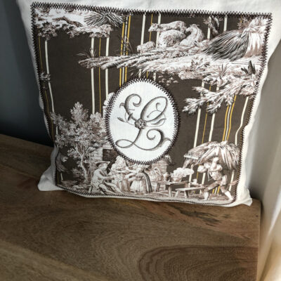 housse de coussins 45x45 toile de jouy Olivier Thevenon, lin et monogramme L, R ou N