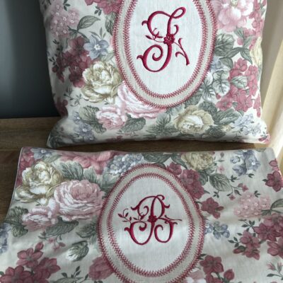 housse de coussins 45x45 toile fleurie rose style cottage anglais , monogramme brodé J ou B