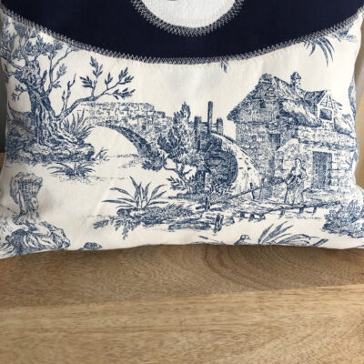 housse de coussins 45x 45 toile de jouy et broderie bleues lettre G