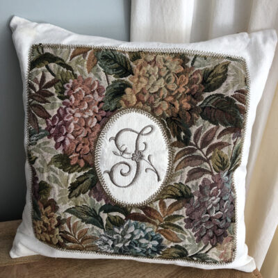 housse de coussins 45x45 jacquard ancien fleuri et monogramme brodé J