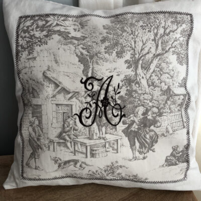 housse de coussins 45x45 toile de jouy beige et monogramme A brodé