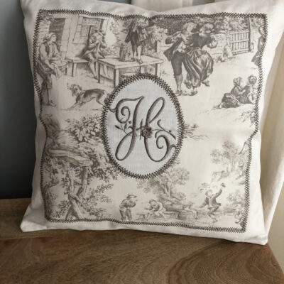 housse de coussins 45x45 toile de jouy beige, lin ancien , broderie lettre H