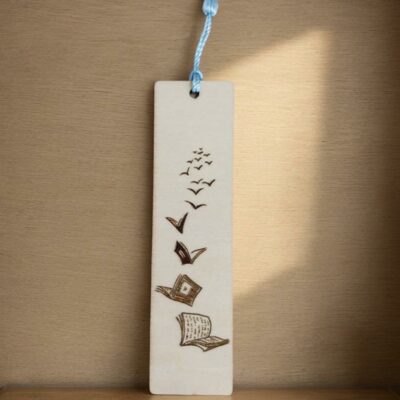 marque page en bois fait main vol de livres