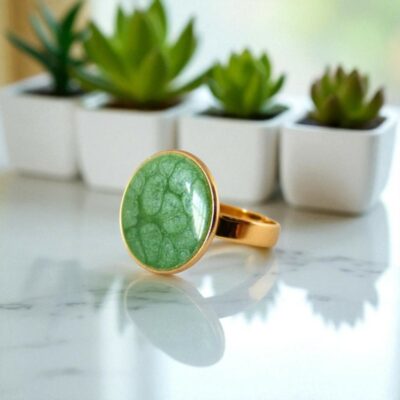 bague verte et dorée