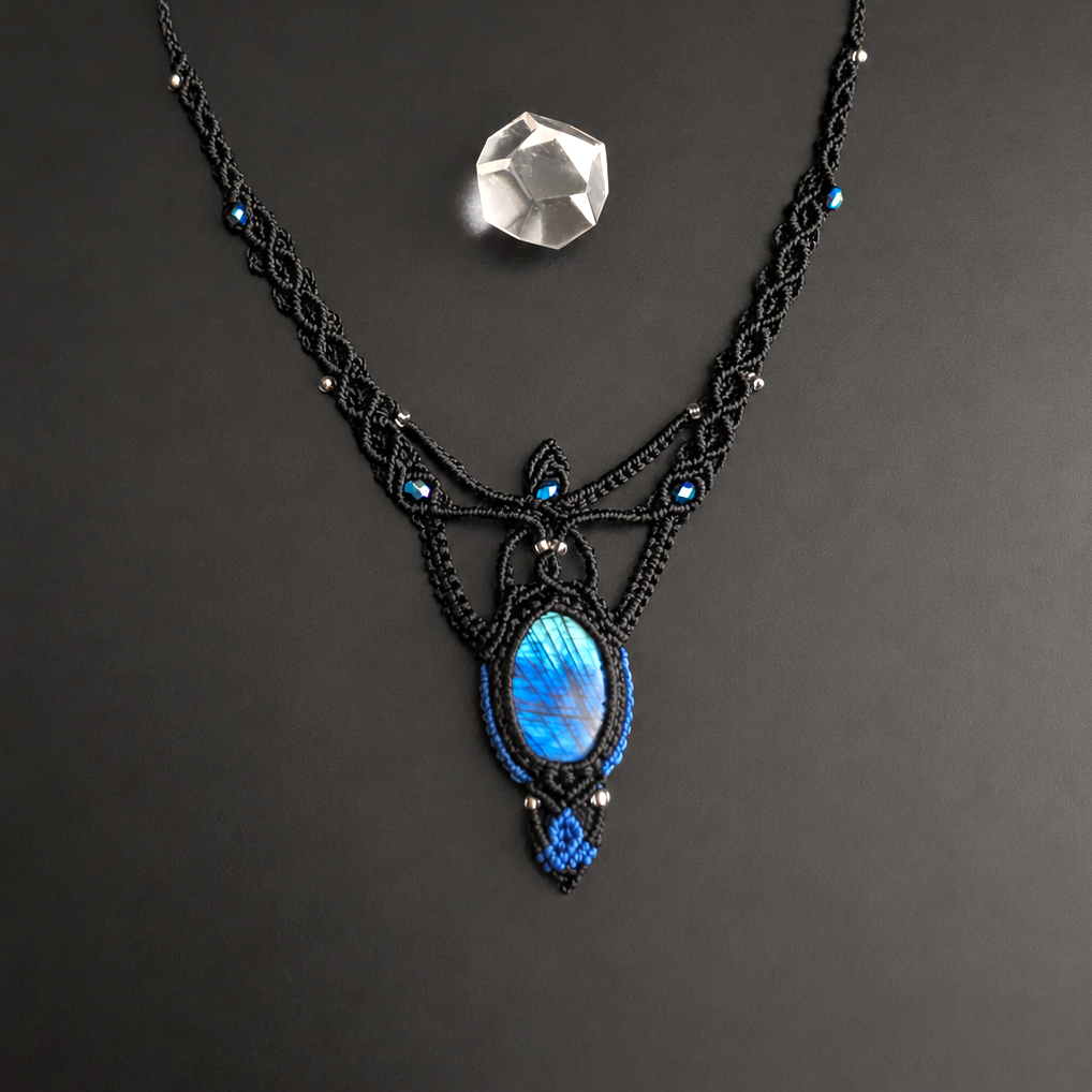 Collier Macramé Noir Et Bleu Avec Labradorite Naturelle Bleue- Fait Main – Bijou Bohème Unique – Image 3