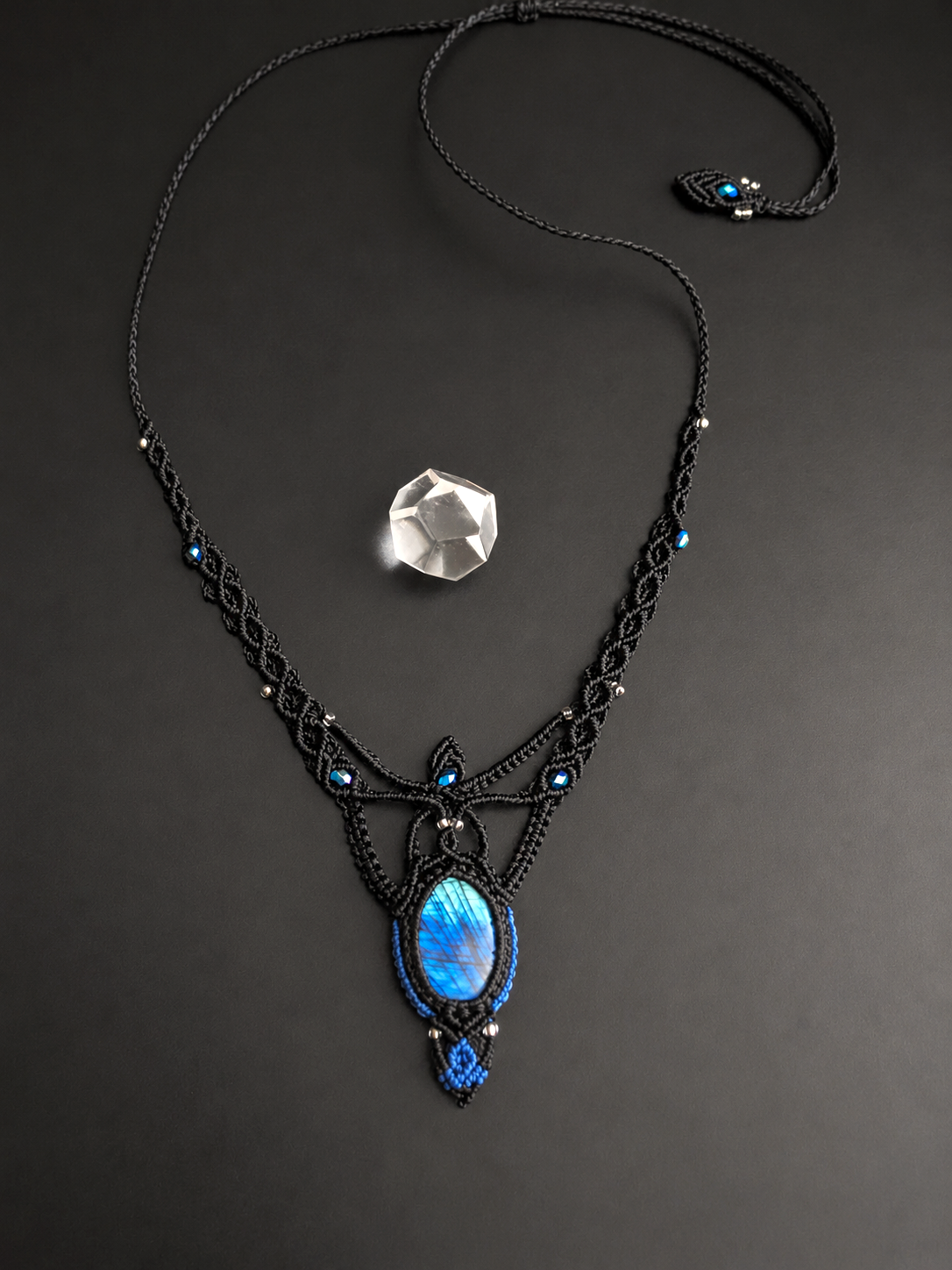 Collier Macramé Noir Et Bleu Avec Labradorite Naturelle Bleue- Fait Main – Bijou Bohème Unique – Image 2