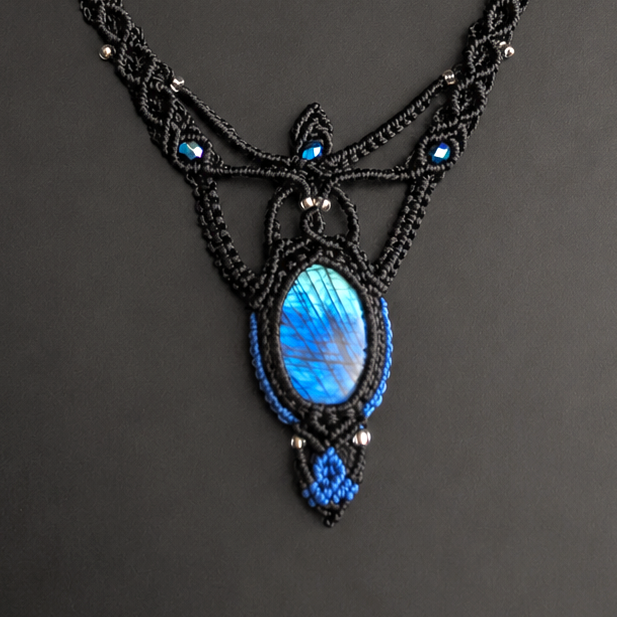 Collier Macramé Noir Et Bleu Avec Labradorite Naturelle Bleue- Fait Main – Bijou Bohème Unique – Image 4