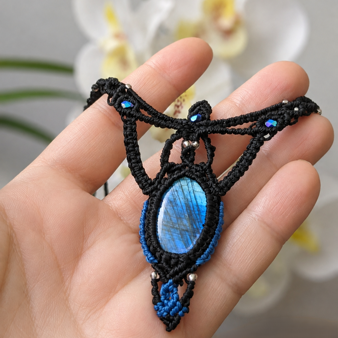 Collier Macramé Noir Et Bleu Avec Labradorite Naturelle Bleue- Fait Main – Bijou Bohème Unique – Image 5