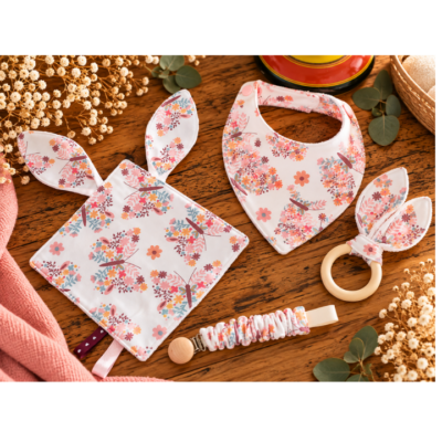 Coffret naissance bébé floral rose – Doudou, bavoir, anneau de dentition et attache-tétine