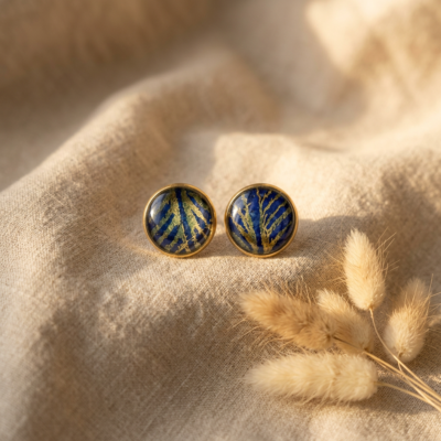 Boucles d'oreilles puces fait main Māmūlī — bleu & doré
