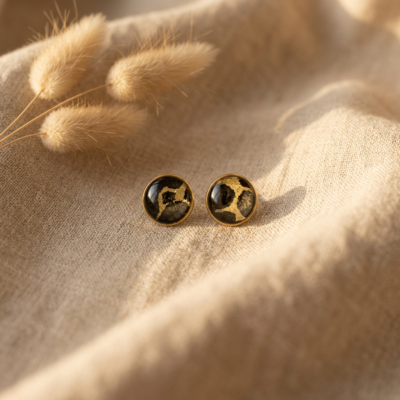 Boucles d'oreilles puces fait main Māmūlī — kaki & doré