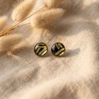 Boucles d'oreilles puces fait main Māmūlī — noir & doré