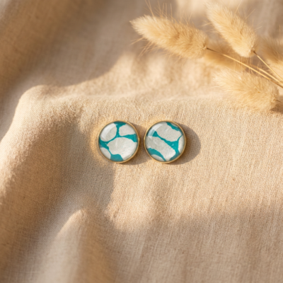 Boucles d'oreilles puces fait main Māmūlī — vert émeraude & blanc